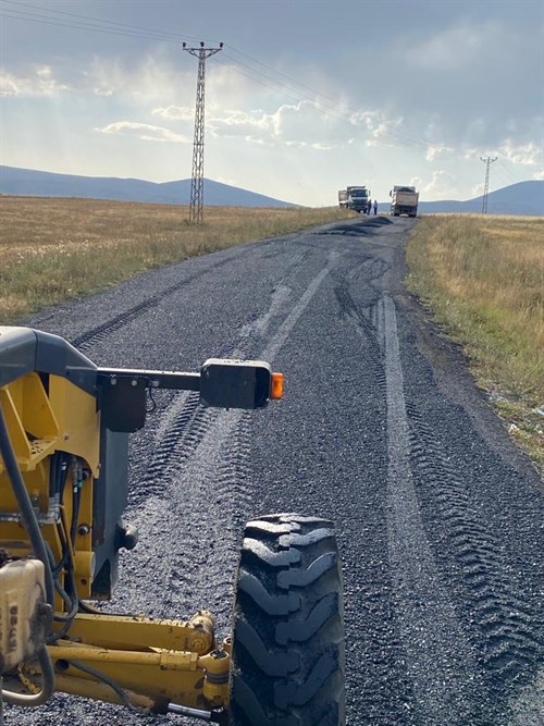 Sayın Genel Sekreterimiz Şahin DEMİR Hanak İlçesine Bağlı Çavdarlı Köyü İkinci Kat Asfalt ve Yama Çalışmalarını Yerinde Takip Etti (Video)